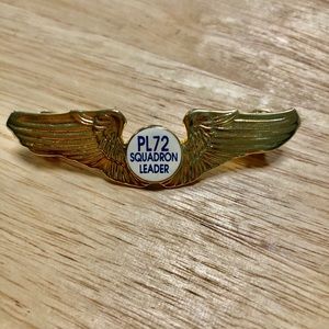 PL72 squadron leader pilot wings vintage lapel pin